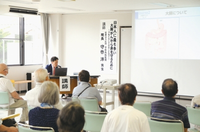 写真：大腸がんについて解説する守谷院長