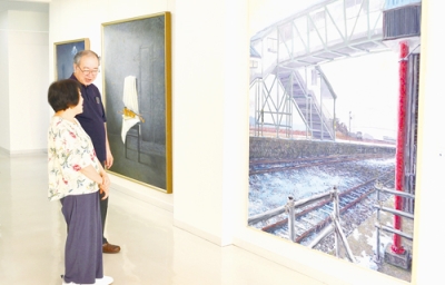 写真：会員の力作が並ぶ「第６１回道展室蘭支部展」