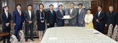 写真：関口参院議長（中央）に、臨時国会召集の要求書を提出する立憲民主党の斎藤参院国対委員長（右から５人目）と野党議員ら＝１１日午前、国会