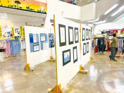 写真：アーニスに展示されている児童絵画展