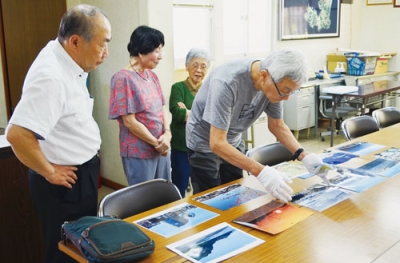 写真：来年のカレンダーに掲載する写真を選考する関係者ら