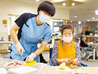 写真：調理を楽しむ施設利用者ら（提供写真）