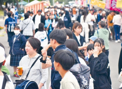 写真：祭り客でにぎわう伊達神社境内（昨年の様子）