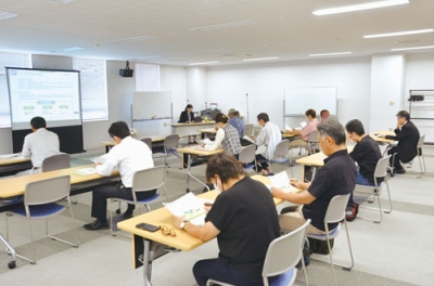 写真：来春から始まる宿泊税について説明を聞く参加者