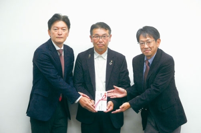 写真：岩見野球部長（左）、篠原後援会長（右）に寄付金を届けた山田専務理事