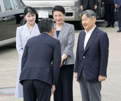 写真：国民文化祭出席などのため、長崎県へ出発される天皇、皇后両陛下と愛子さま＝１２日午前、羽田空港
