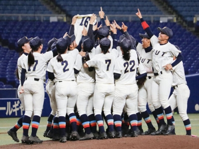 写真：「第１回中日ドラゴンズクイーンズカップ２０２５」で優勝し、喜ぶ福井工大ナイン＝８月、バンテリンドームナゴヤ