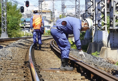 写真：レールを点検する近鉄の沼間一輝さん＝８月、大阪府羽曳野市