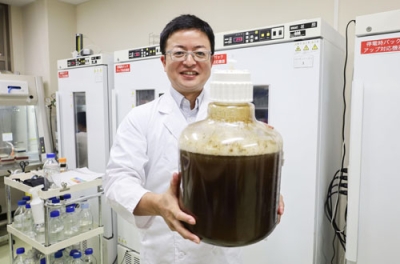 写真：ケイ藻を大量に培養する方法の確立に成功した、豊橋技術科学大の広瀬侑准教授＝愛知県豊橋市