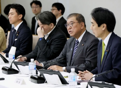 写真：ＡＩ戦略本部の初会合であいさつする石破首相（右から２人目）＝１２日午前、首相官邸