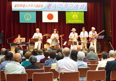 写真：ザ・ビガーズの演奏に聴き入る参加者たち
