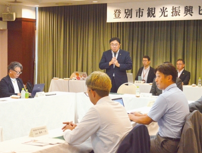 写真：「観光振興ビジョン」の策定を目指す委員会で、あいさつをする小笠原市長