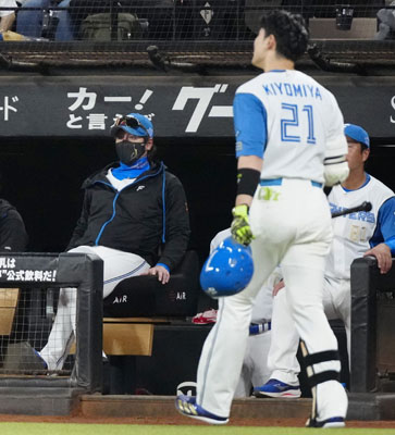 写真：７回、試合を見つめる日本ハム・新庄監督。手前は三振に倒れた清宮幸＝エスコンフィールド