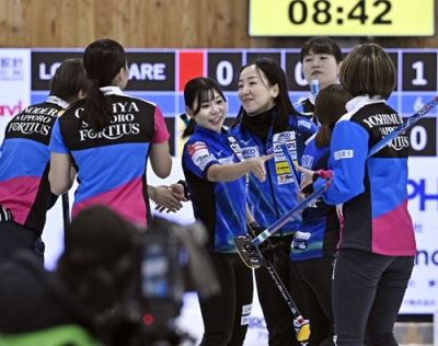 写真：プレーオフでフォルティウスに敗れ、握手を交わすロコ・ソラーレの藤沢（左から４人目）ら＝稚内市みどりスポーツパーク