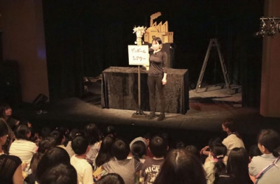 写真：子どもたちでにぎわう「札幌市こども人形劇場こぐま座」の公演＝８月、札幌市中央区