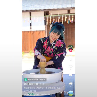 写真：「ＴｉｋＴｏｋ」に投稿された、彩葉わかなさんが風鈴を背景にろくろを回す動画の１こま