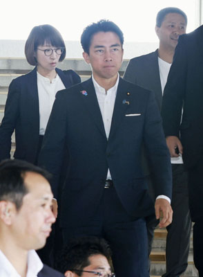 写真：地元の支援者との会合を終えた自民党の小泉農相＝１３日午前、神奈川県横須賀市（代表撮影）