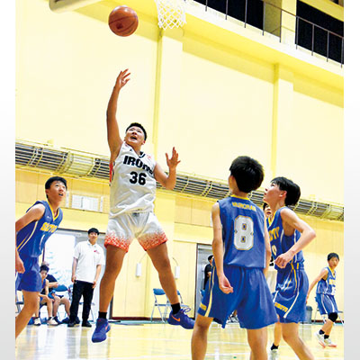 写真：シュートを決めるアイアンズＵ１５の選手