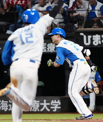 写真：１１回日本ハム２死満塁、中前にサヨナラ打を放った清宮幸（奥）＝エスコンフィールド
