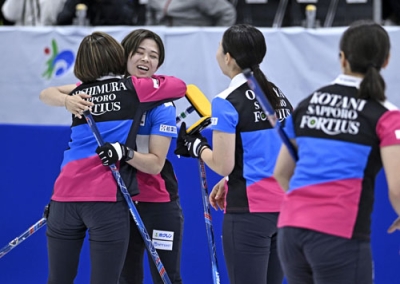 写真：ＳＣ軽井沢クとの決勝第２戦に勝利し、吉村（左端）と抱き合うフォルティウスの小野寺＝稚内市みどりスポーツパーク