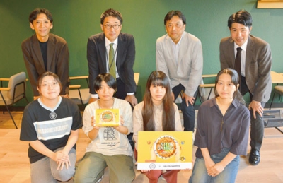 写真：コラボ商品の開発に携わった佐藤さん（前列左から２人目）ら学生と望月代表取締役（後列右から２人目）