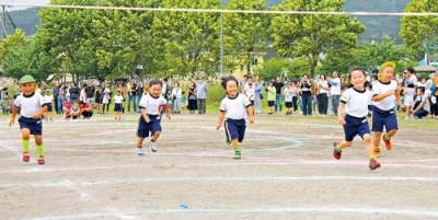 写真：ゴールを目指し一生懸命走る園児たち