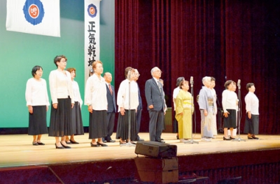 写真：舞台に立ち、気迫を込めて吟じる参加者