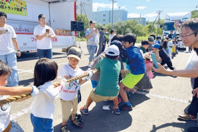 写真：１０トントラックとの綱引きを楽しむ子どもたち