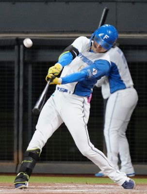 写真：６回日本ハム２死一、三塁、浅間が左越えに３ランを放つ＝エスコンフィールド