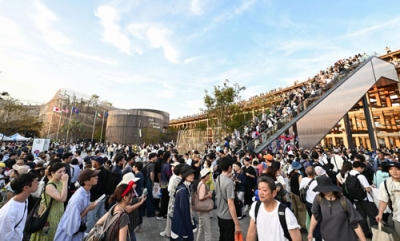 写真：多くの来場者でにぎわう大阪・関西万博の会場＝１４日、大阪市此花区の夢洲