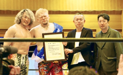 写真：矢野選手（左から２人目）に室蘭観光アンバサダーの委嘱状を贈った長谷川会長（同３人目）