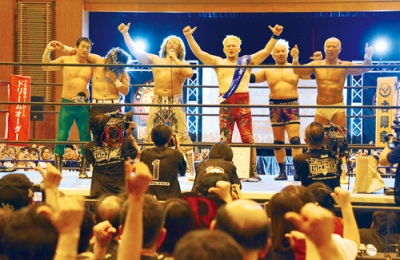 写真：登別大会の成功を祝って観客と一緒に「ヤノ・トー・ルー！」の決めポーズをする矢野選手（右から３人目）と棚橋選手（同４人目）ら