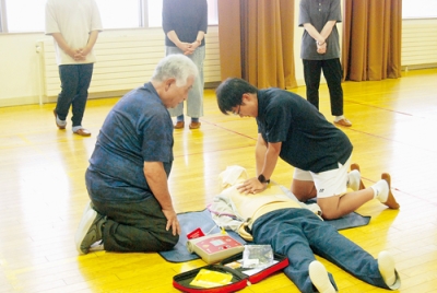 写真：心肺蘇生法など救命処置を学ぶ受講者