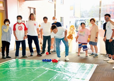 写真：プロレスラーと一緒にボッチャを楽しむ参加者たち
