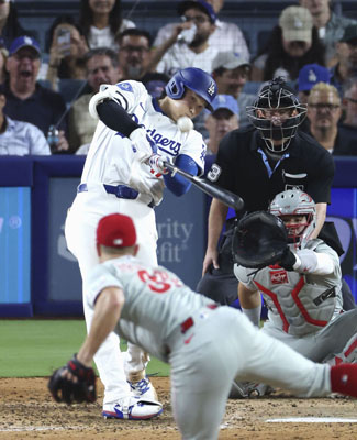 写真：米大リーグ、フィリーズ戦の８回、５０号ソロを放つドジャース・大谷翔平。メジャー史上６人目となる２年連続のシーズン５０本塁打に到達した＝１６日、ロサンゼルス（共同）