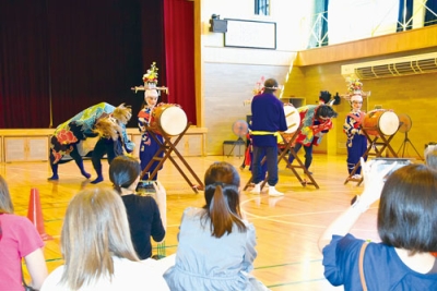 写真：学校体育館で披露された伝統芸能「御供獅子舞」