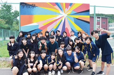 写真：学校祭に向けて看板を制作した美術部員たち