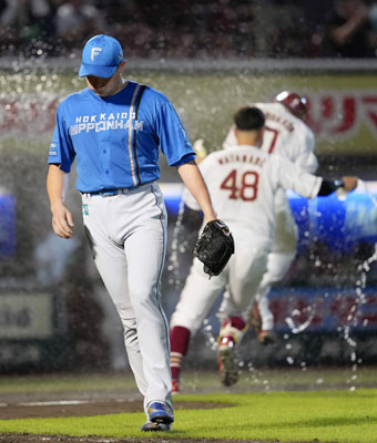 写真：１１回、楽天・ボイトにサヨナラ二塁打を許し引き揚げる日本ハム・斎藤＝楽天モバイルパーク