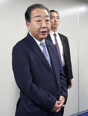 写真：連合の芳野友子会長と会談後、記者団の取材に応じる立憲民主党の野田代表＝１８日午前、東京都千代田区