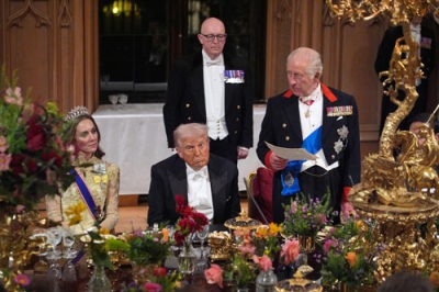 写真：１７日、ロンドン郊外ウィンザー城での晩さん会であいさつするチャールズ英国王（右）と、トランプ米大統領（前列中央）ら（ゲッティ＝共同）