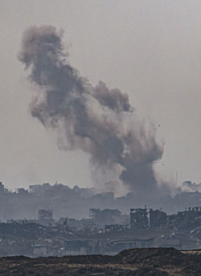 写真：１７日、パレスチナ自治区ガザ北部で上がる煙＝イスラエル南部スデロトから撮影（共同）