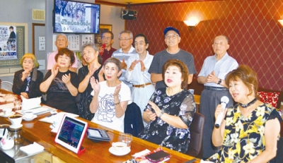 写真：青い山脈を全員で合唱する、室蘭ナツメロ昭和会のメンバー