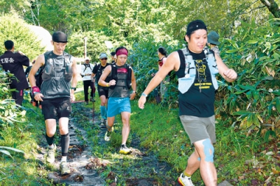 写真：秋晴れの山道を駆け抜けるランナーたち