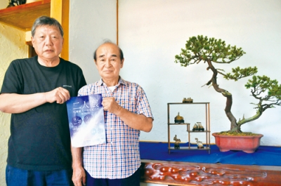 写真：来場を呼びかける砂金さん（右）と井下さん