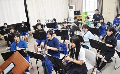 写真：定期演奏会に向けて練習を重ねる光陵中吹奏楽部員