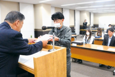 写真：修了証を受け取る受講者