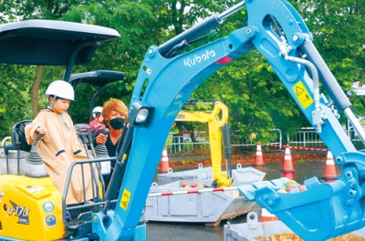 写真：重機操作の体験企画も行われる「匠教室」＝昨年の様子