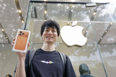 写真：米アップルのｉＰｈｏｎｅの新型「１７プロ」を購入した男性＝１９日午前、東京都渋谷区の「アップル表参道」