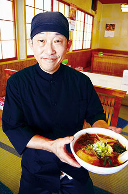 写真：期間限定の「辛醤油ラーメン」をＰＲする若杉社長
