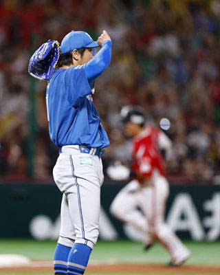 写真：８回、ソフトバンク・栗原（奥）に同点ソロを浴びた日本ハム・古林睿煬＝みずほペイペイドーム